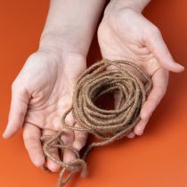 položky Hnedá vlnená šnúrka so zlatou niťou, 5m x 5mm s drôtom, na dekoráciu a tvorenie