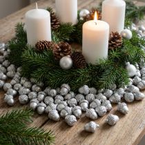 Článok Dekoratívne žalude strieborné, adventná dekorácia, prírodné jesenné plody, vidiecky domček Ø1,5 – 2,5 cm D1,5 – 3 cm 300 g