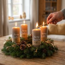 Článok Adventné sviečky "Veselé Vianoce" - stĺpové sviečky z prírodného vosku v hnedej farbe, sada 4 kusov, Ø60 mm, výška 130 mm, značka kvality RAL, dekoratívne vianočné sviečky