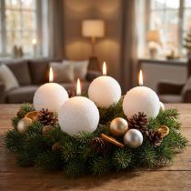 Článok Sviečky Winter Magic Ball s efektom snehovej gule, biele, Ø10 cm, sada 4 kusov, na slávnostnú dekoráciu