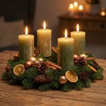 Článok Jednofarebné stĺpové sviečky, olivovozelené, 70 × 120 mm – dlhá doba horenia 53 hodín, sada 4 kusov, mramorované na dekoráciu a adventné sviatky