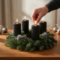 Článok Elegantné čierne stĺpikové sviečky s drážkovaným dizajnom, 70/130 mm, sada 4 kusov - Všestranné dekoratívne sviečky na advent a oslavy