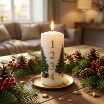 Článok Adventná sviečka, vianočná stĺpová sviečka, biela, 150/65 mm, s číslami a vianočným stromčekom
