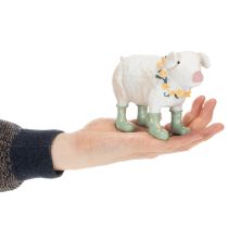 položky Dekoratívne prasiatko s gumenými čižmami – Zábavná farmárska figúrka s kvetinovým vencom 15,5 cm
