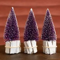položky Dekoratívny vianočný stromček vo fialovej farbe so snehovou špičkou na rustikálnom drevenom podstavci 15 cm, 3 kusy.