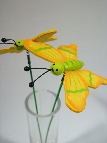 Floristik24 Motýľ na trsátka zeleno/žlté drevo 7cm (24ks)