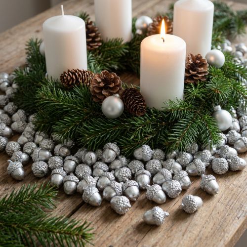 Dekoratívne žalude strieborné, adventná dekorácia, prírodné jesenné plody, vidiecky domček Ø1,5 – 2,5 cm D1,5 – 3 cm 300 g | Floristik24.sk