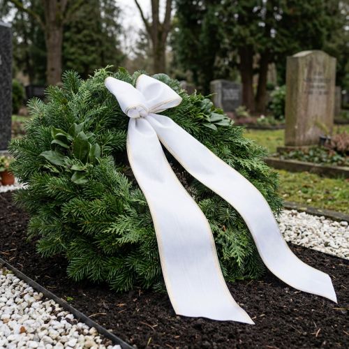 Článok Biela moaré stuha na veniec so zlatým perleťovým okrajom, 175 mm - Elegantná stuha na dekoráciu a floristiku