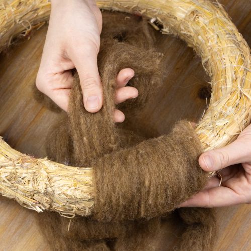 položky Vlnená šnúra, dekoračná vlna, hnedá, 2 m. Vlnená šnúra, plstenie na ručné práce a kvetinárstvo.