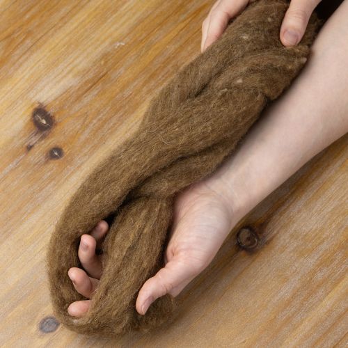 položky Vlnená šnúra, dekoračná vlna, hnedá, 2 m. Vlnená šnúra, plstenie na ručné práce a kvetinárstvo.