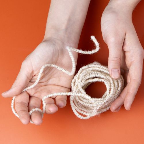 položky Vlnená šnúrka biela so zlatou niťou 5m x 5mm s drôtom na dekoráciu a tvorenie